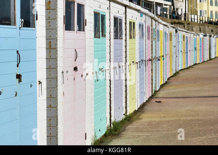 Fila di cabine sulla spiaggia, a Lyme Regis nel Dorset. Foto Stock
