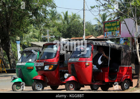 Basilica di Nostra Signora di Lanka tewatte ragama sri lanka tuk tuks parcheggiata Foto Stock