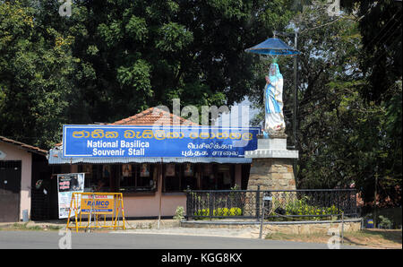 Basilica di Nostra Signora di Lanka tewatte ragama sri lanka stallo di souvenir e la statua di Nostra Signora di Lourdes Foto Stock