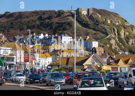 Hastings città vecchia con la East Hill Cliff sollevare in background, East Sussex, Regno Unito Foto Stock