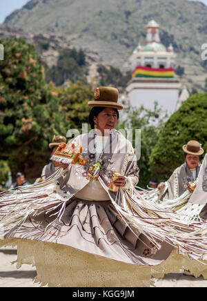 Ballerini in costume tradizionale, fiesta de la Virgen de la Candelaria, Copacabana, la paz dipartimento, Bolivia Foto Stock