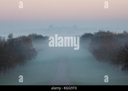 Windsor, Regno Unito. 6 novembre, 2017. una vista verso il castello di Windsor all alba di un nebbioso e gelido mattina in Windsor Great Park. Foto Stock