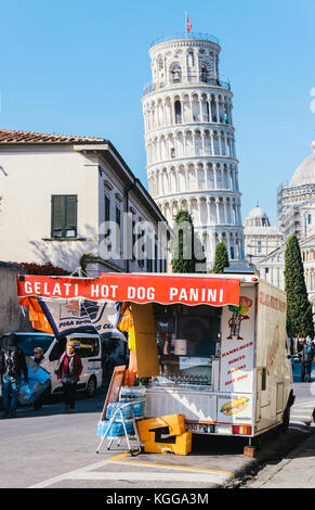 Pisa, Italia - ottobre 28th, 2017: uno snack stand sulla strada per la torre pendente di pisa Foto Stock