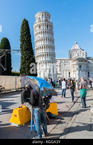 Pisa, Italia - ottobre 28th, 2017: venditori ambulanti presso la torre pendente di pisa complesso Foto Stock