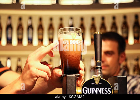 La pinta di Guinness collocato sulla sommità del progetto di contatore a Magazzino Guinness Brewery - 17.Luglio 2012 Foto Stock