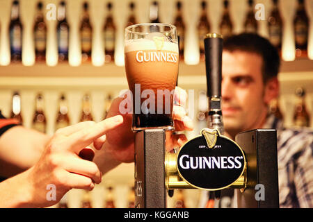 La pinta di Guinness collocato sulla sommità del progetto di contatore a Magazzino Guinness Brewery - 17.Luglio 2012 Foto Stock