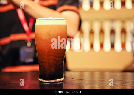 La pinta di birra presso il contatore Foto Stock