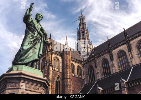 Il Grote Kerk (st.bavokerk), chiesa protestante (ex cattedrale cattolica), la piazza del mercato centrale, con la statua di fronte, città di Haarlem, Paesi Bassi Foto Stock