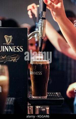 La pinta di Guinness collocato sulla sommità del progetto di contatore a Magazzino Guinness Brewery - 17.Luglio 2012 Foto Stock