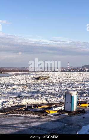 Fiume Danubio congelati durante l'inverno, con barche e wc bloccato nel ghiaccio, Belgrado, Serbia Foto Stock