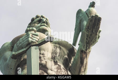 Statua di victor (pobednik) sulla fortezza di Kalemegdan, downtow Belgrado, Serbia, ingrandita per vedere solo la parte superiore con la faccia di espressione e di colomba Foto Stock
