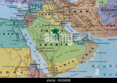 Riyadh imperniata su una mappa di arabia saudita con una spina verde, colore dell'Arabia bandiera. Foto Stock