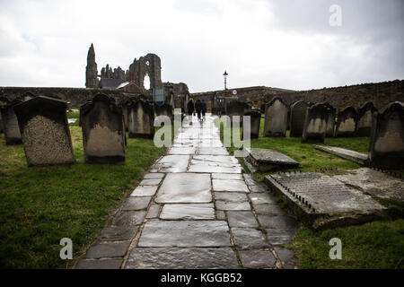 Whitby goth weekend 2017,dog Inghilterra goth uk visita le attività di fine settimana whitby - North Yorkshire - Inghilterra Foto Stock