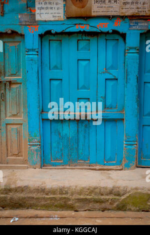 Bhaktapur, nepal - Novembre 04, 2017: vecchio blu in legno porta a bhaktapur in Nepal Foto Stock