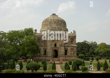 Bara Gumbad è un antico monumento situato nel giardino Lodhi di Delhi, India. Foto Stock