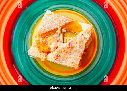 Torta di frutta su un bel piatto colorato Foto Stock