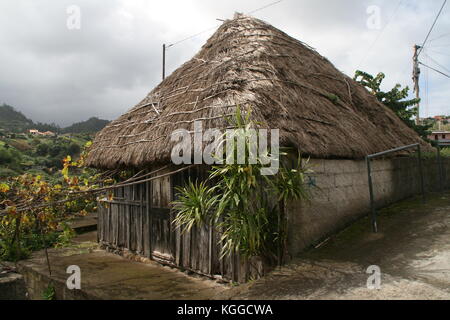 Casa de palha típica de São Jorge Foto Stock
