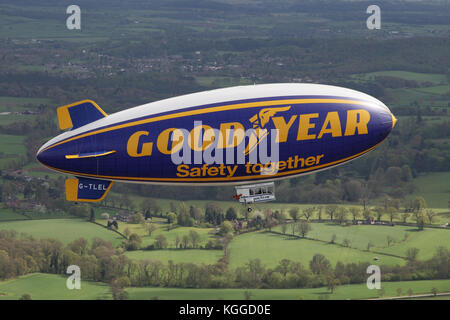 Air to Air in volo Goodyear dirigible blimp / Airship G-TLEL Spirit of Safety Airborne volare sulla campagna dello Shropshire da Halfpenny Green. Foto Stock