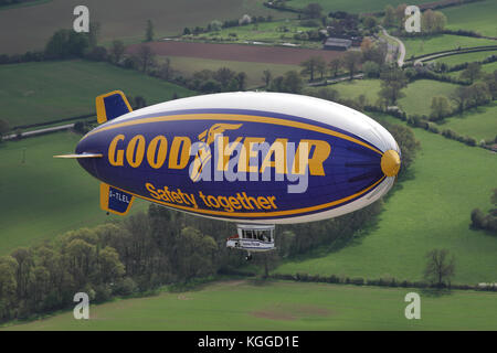 Air to Air in volo Goodyear dirigible blimp / Airship G-TLEL Spirit of Safety Airborne volare sulla campagna dello Shropshire da Halfpenny Green. Foto Stock