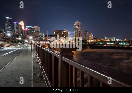 Minneapolis - 18 settembre: Minneapolis skyline di notte dalla pietra il ponte di arco