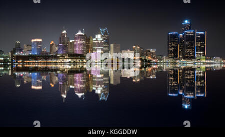 Detroit, Michigan skyline di notte da tutto il fiume Detroit Foto Stock