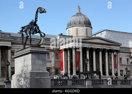 La National Portrait Gallery, Trafalgar square, London, Regno Unito con il " dono " cavallo, dall'artista Hans Haacke sul quarto zoccolo in primo piano Foto Stock