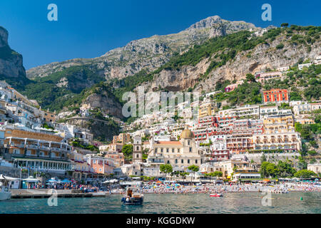 Il borgo di Positano lungo la costiera amalfitana in italia meridionale Foto Stock