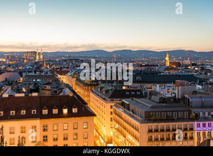Veduta aerea del paesaggio urbano di Vienna (Austria) di notte Foto Stock