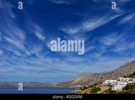 Blu cielo con bel tempo cirrus nuvole, Kalymnos, Grecia Foto Stock