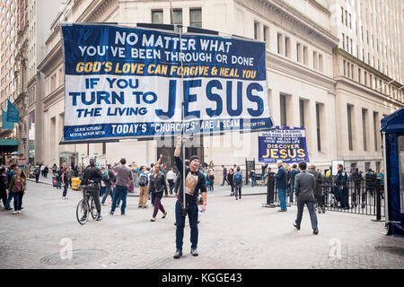 Dai fanatici religiosi proselitismo su Wall street in Lower Manhattan a New York il giovedì, 2 novembre 2017. (© richard b. levine) Foto Stock