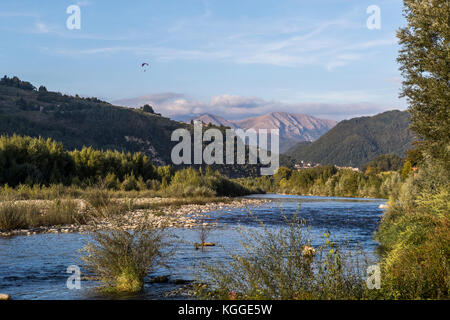 Para alianti sopra il fiume Serchio vicino a Bagni di Lucca, Toscana, Italia. Foto Stock