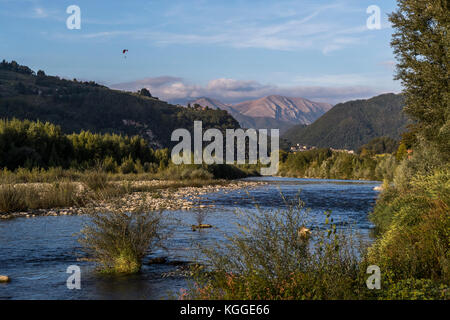 Para alianti sopra il fiume Serchio vicino a Bagni di Lucca, Toscana, Italia. Foto Stock