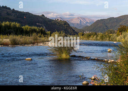 Para alianti sopra il fiume Serchio vicino a Bagni di Lucca, Toscana, Italia. Foto Stock