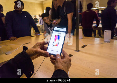 I clienti di apple store in grand central terminal di new york provare il nuovo iphone x su Venerdì, 3 novembre 2017, il primo giorno che è andato in vendita. Il nuovo telefono, tanto atteso da iphone drooling aficionados, vende per una sbalorditiva $999 e presenta un nuovo 5,8 pollici super retina display con schermo OLED in aggiunta al suo viso-tecnologia di riconoscimento. (© richard b. levine) Foto Stock