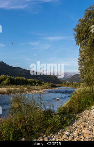 Para alianti sopra il fiume Serchio vicino a Bagni di Lucca, Toscana, Italia. Foto Stock