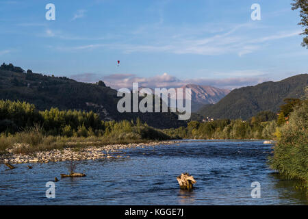 Para alianti sopra il fiume Serchio vicino a Bagni di Lucca, Toscana, Italia. Foto Stock