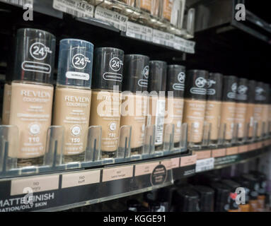 Una selezione di revlon prodotti di bellezza in una farmacia a new york venerdì, 3 novembre 2017. revlon ha riportato un $32.4 milioni di euro del terzo trimestre con una perdita. (© richard b. levine) Foto Stock