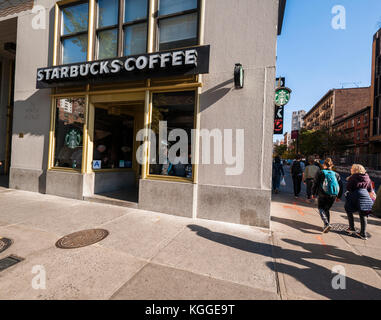 Un Starbucks Coffee nel quartiere di Chelsea di New York giovedì 2 novembre 2017. Starbucks è pianificato per la relazione di bilancio del quarto trimestre utile dopo la chiusura del mercato giovedì. (© richard b. levine) Foto Stock