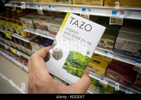 Scatole di tazo green tea sono visti su un ripiano di generi alimentari in new york venerdì, 3 novembre 2017. Starbucks ha annunciato che cederà la sua tazo marca di tè di unilever per $384 milioni e di concentrarsi sulla propria marca teavana. (© richard b. levine) Foto Stock