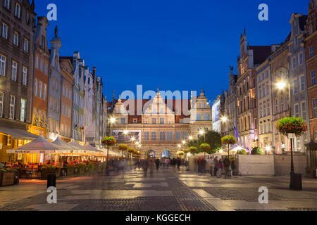 Vista di persone, ristoranti, cancello verde e altri vecchi edifici al mercato lungo, fine del Long Lane, nelle principali città (città vecchia) in Gdansk, al tramonto. Foto Stock