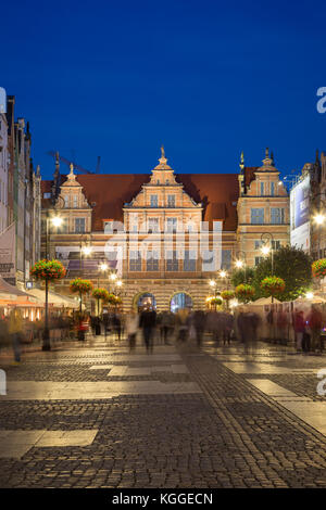 Vista di persone e di lit cancello verde al mercato lungo, fine del Long Lane, presso le principali città (città vecchia) in Gdansk, Polonia, la sera. Foto Stock