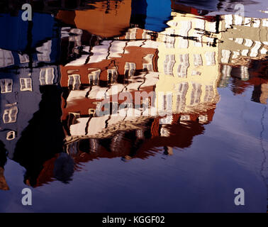 Riflessione nel canale Nyhavn, Copenaghen, Danimarca, Scandinavia. Foto Stock