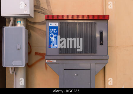 TIM Italia fibra ottica cavo in fibra ottica di connessione scatola di giunzione in strada Foto Stock