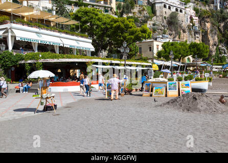 Artista espone il lavoro per vendita, sulla spiaggia di Positano, Italia. Foto Stock