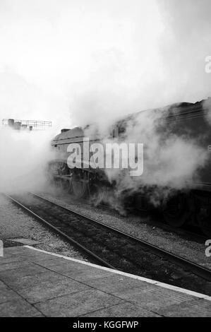 'Unione del sud africa' traina il suo vuoto fuori stock di cardiff piattaforma centrale 4 a Cardiff canton. Foto Stock