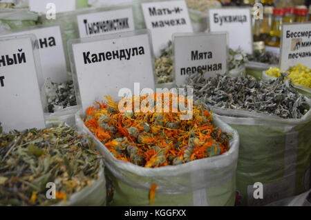 Mercato al coperto / bazar ad Almaty, Kazakhstan con erbe e tè. Calendula scritta in russo. script cirillico. Foto Stock