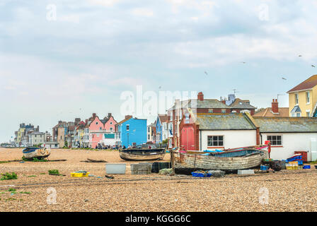 Lungomare di Aldeburgh, una città costiera di Suffolk, East Anglia, Inghilterra Foto Stock