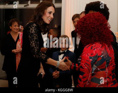 La Duchessa di Cambridge parla agli ospiti mentre frequenta la cena di gala dell'Anna Freud National Center for Children and Families (AFNCCF) al Kensington Palace di Londra. Foto Stock