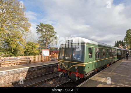 Autunno a Arley stazione sul Severn Valley Railway e una classe: 108 DMU, locomotive diesel, Arley, Worcestershire, England, Regno Unito Foto Stock