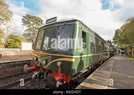 Autunno a Arley stazione sul Severn Valley Railway e una classe: 108 DMU, locomotive diesel, Arley, Worcestershire, England, Regno Unito Foto Stock